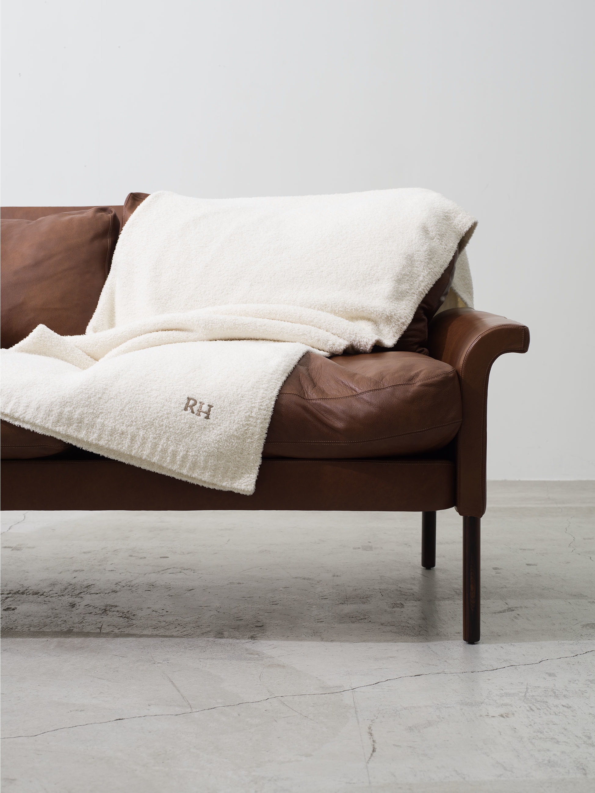 Eco Cozy Chic Basic Sofa Blanket｜BAREFOOT DREAMS for Ron Herman